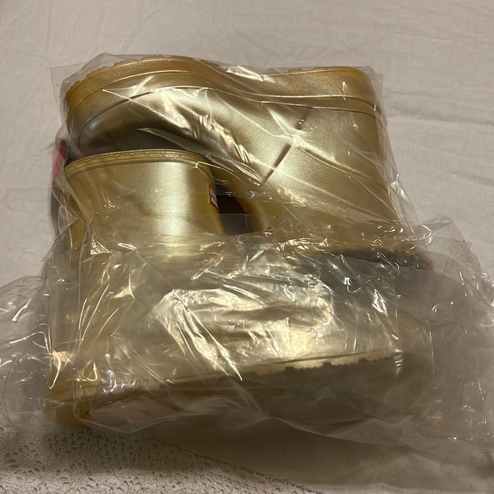 Brand new Hunter Welles nebula rain boot Yellow size 9.